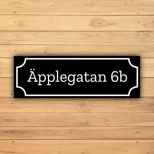 KORT Husvis adresskylt | Tejp & skruv | Designa egen | Återvunnen plast | 100x34 mm - 220x75 mm