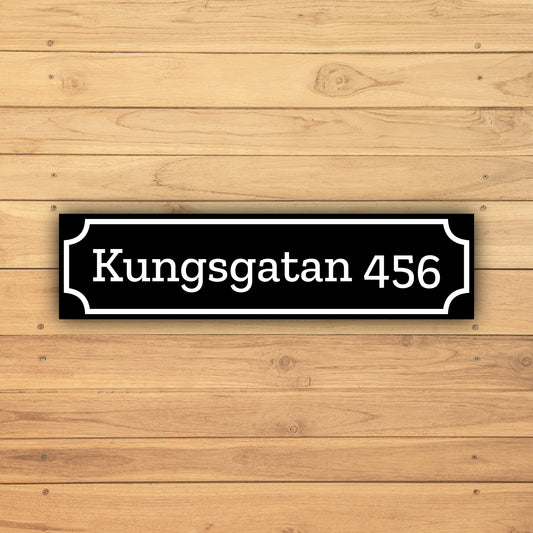 LÅNG Husvis adresskylt | Tejp & skruv | Designa egen | Återvunnen plast | 100x25 mm - 220x55 mm