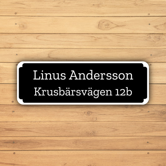 Skyltan adresskylt | Tejp & skruv | Designa egen | Återvunnen plast | 75x25 mm - 188x63 mm